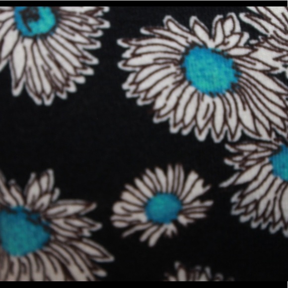 Forever 21 Black Flower Crop Top. - Picture 4 of 4